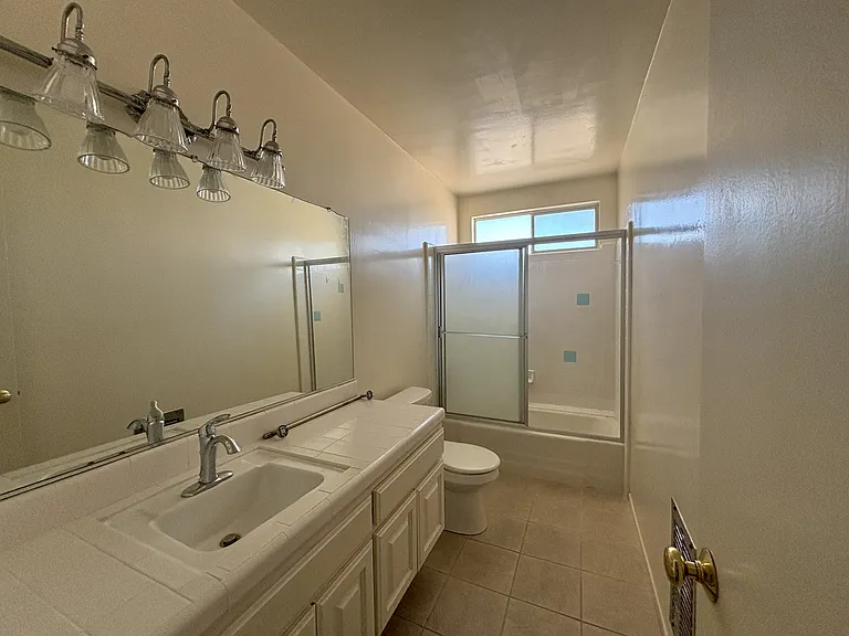 8740 Owensmouth Ave #10 — Photo 10