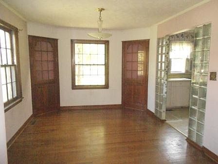 4th image of 102 Farley Hts