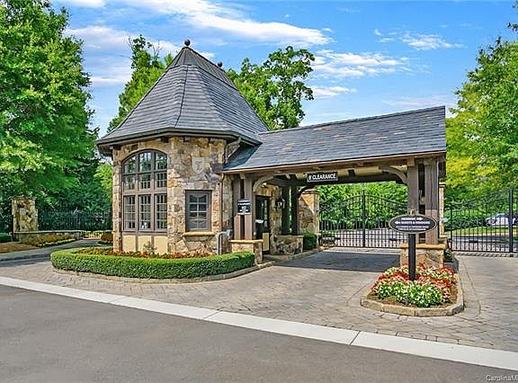 2nd image of 605 Belle Meade Ct