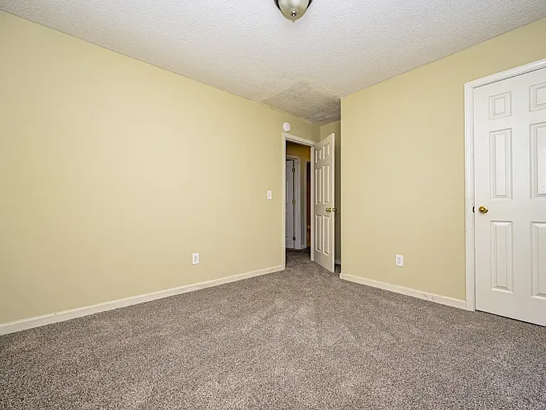 190 Windsor Cir — Photo 8