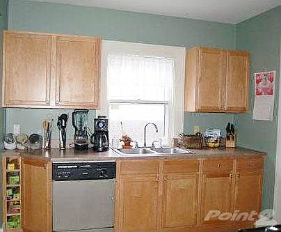 Kitchen, Bench Seating, Windows, Stainless Appliances