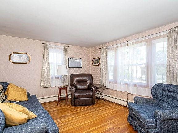 4th image of 90 Saratoga St