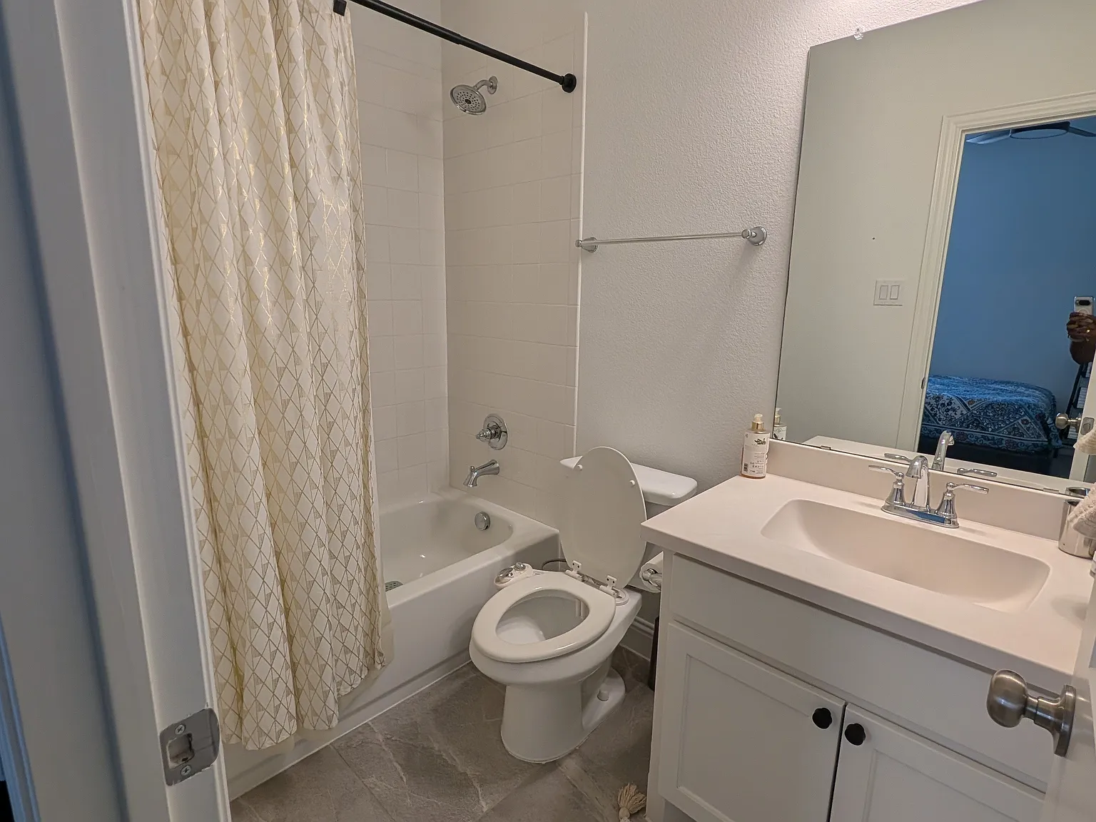4 bed, 2700 sqft, $2,995 — Photo 2