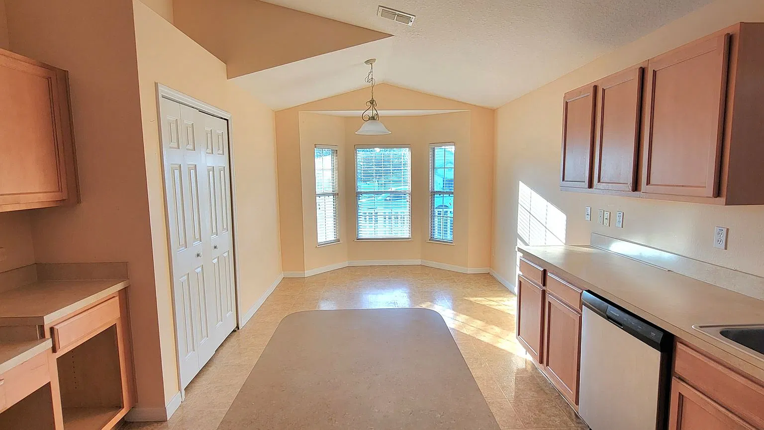 3 bed, 2.0 bath, 1636 sqft, $2,000 — Photo 3