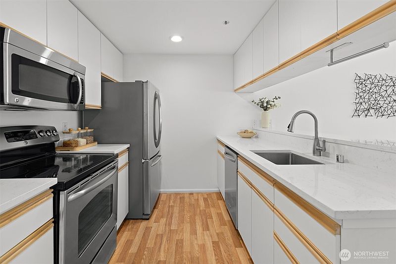 5th image of 2600 2nd Avenue #302