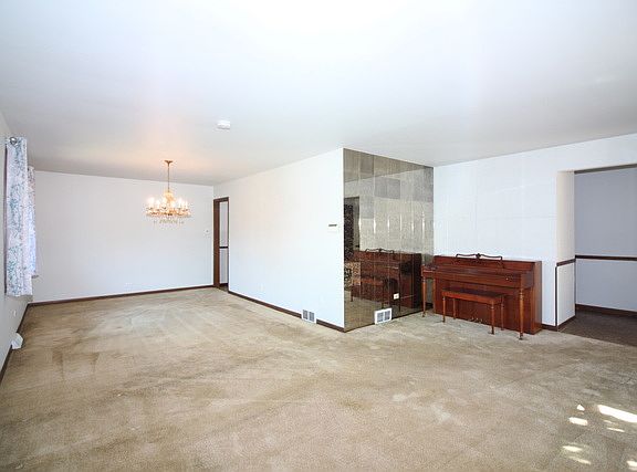 3rd image of 604 Thornwood Dr