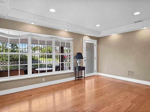 4th image of 525 NE 28th St