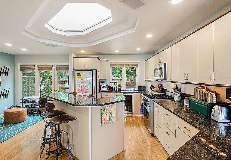 10508 Exeter Ave NE — Photo 6