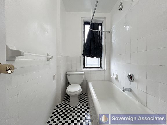 4th image of 876 Bryant Ave APT 1D