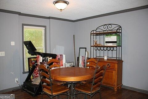 3rd image of 302 James Pl