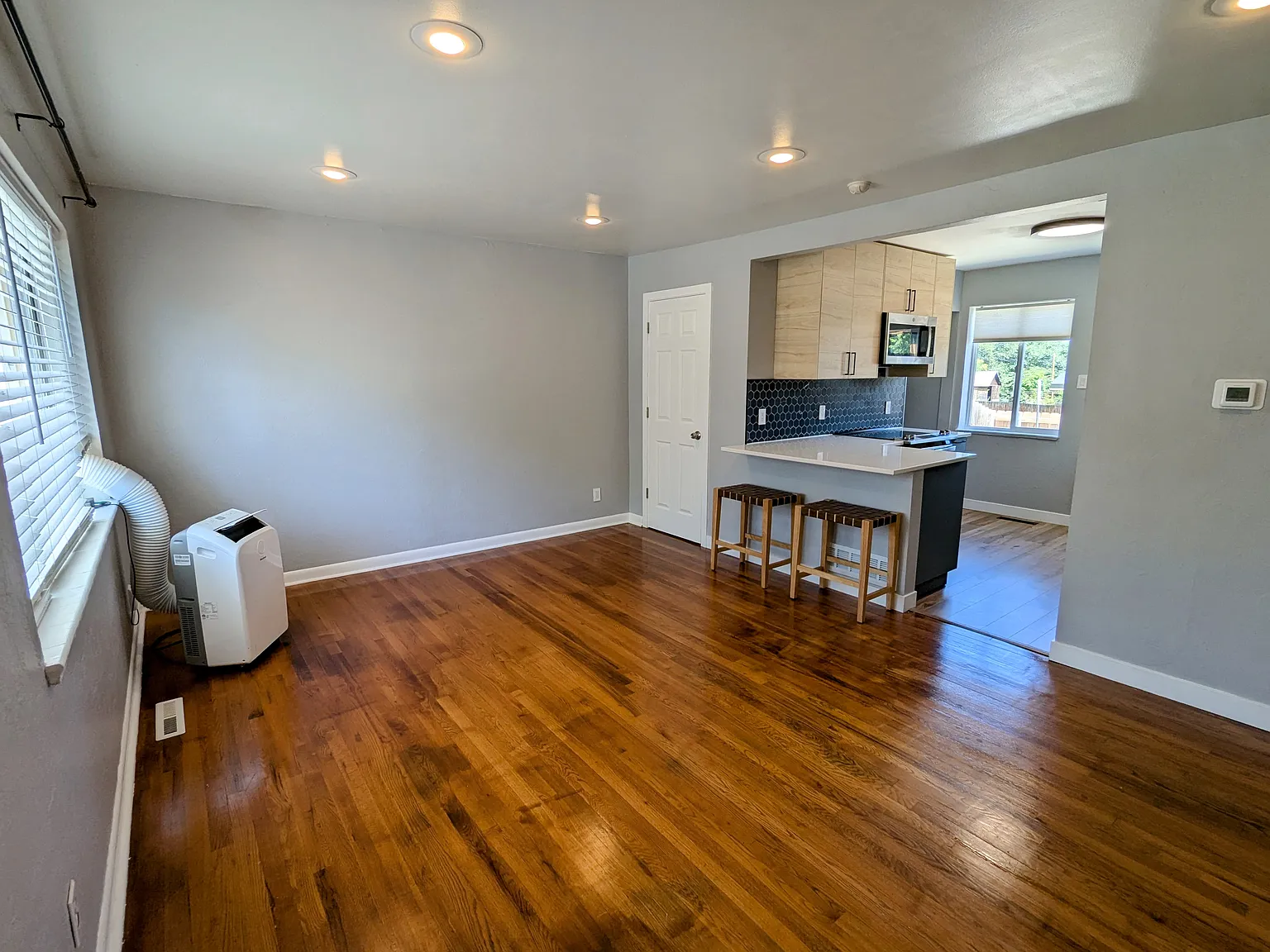 2 bed, 720 sqft, $2,400 — Photo 4
