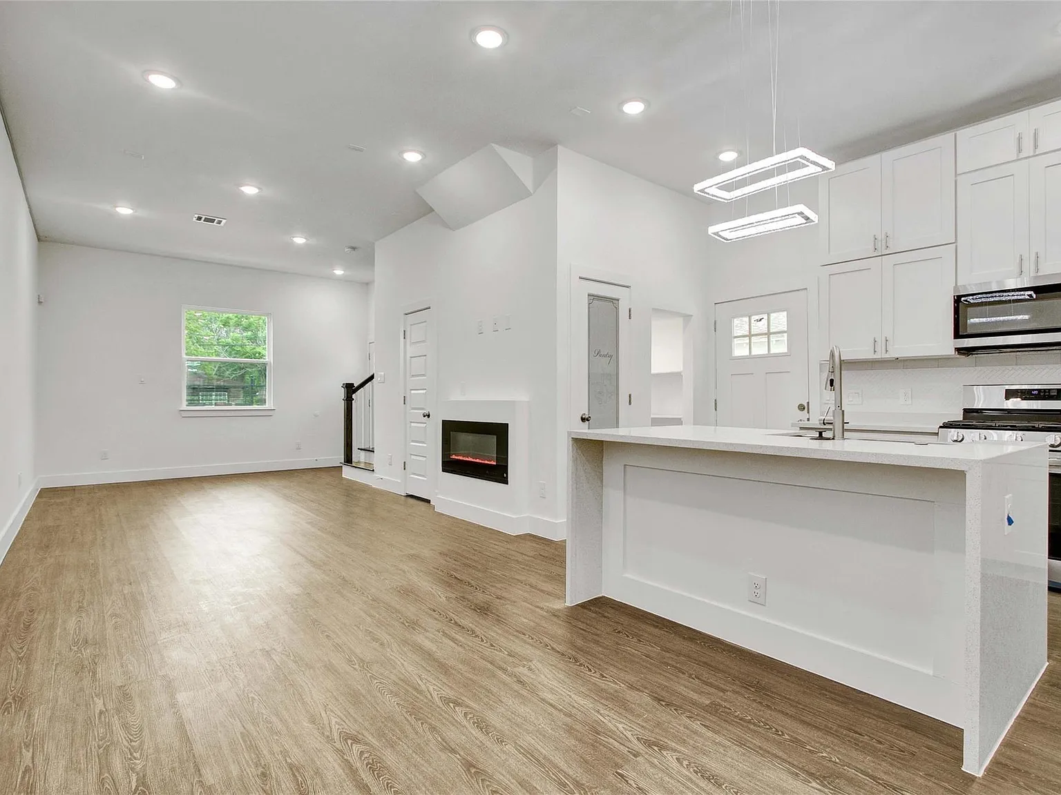 4 bed, 2.5 bath, 3400 sqft, $2,095 — Photo 4