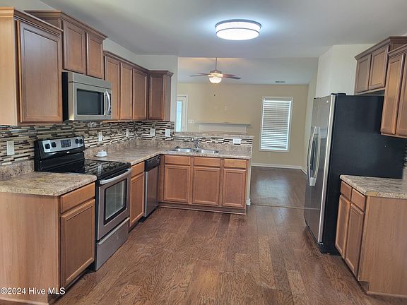4th image of 803 Dahlia Court