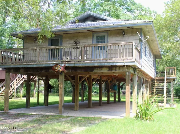 128 Lake Dr, Lucedale, MS 39452