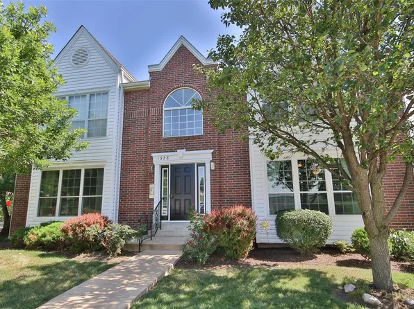 1328 Crossings Ct Unit B, Ballwin, MO 63021