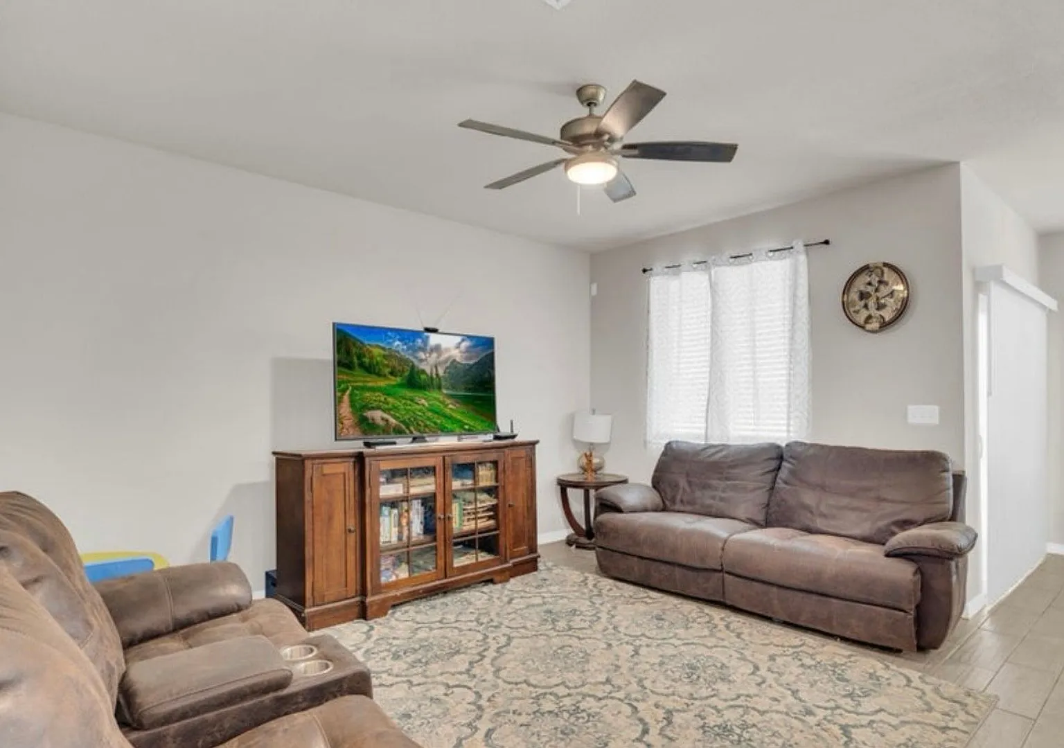 East El Paso 4bed/2bath Refrig A/C! — Photo 3