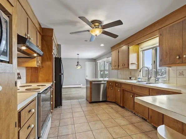 100 Gilmore St, Lowell, MA 01854