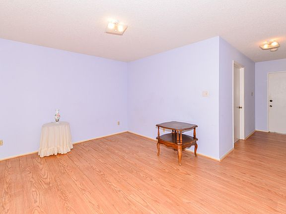 5th image of 122 Roslyn Ave