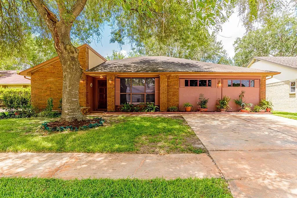 16818 Nina Dr — Photo 2