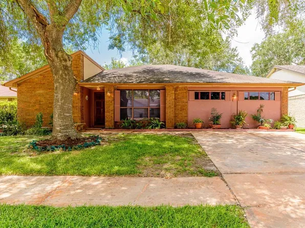 16818 Nina Dr, Friendswood, TX 77546