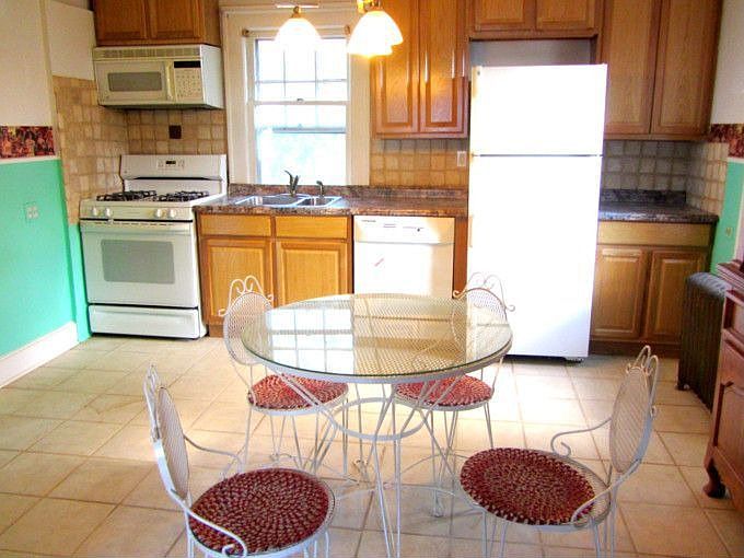 Eat-In Kitchen