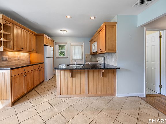 5th image of 46 East Maxwell Drive