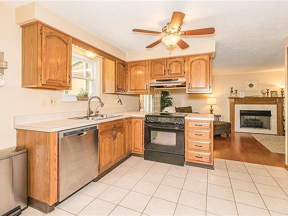 3rd image of 442 Lexington Dr