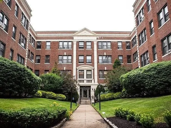137 Englewood Ave APT 27, Brighton, MA 02135