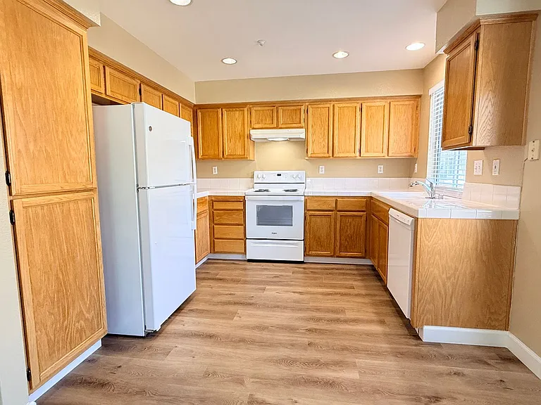 401 Skylark Ct — Photo 21