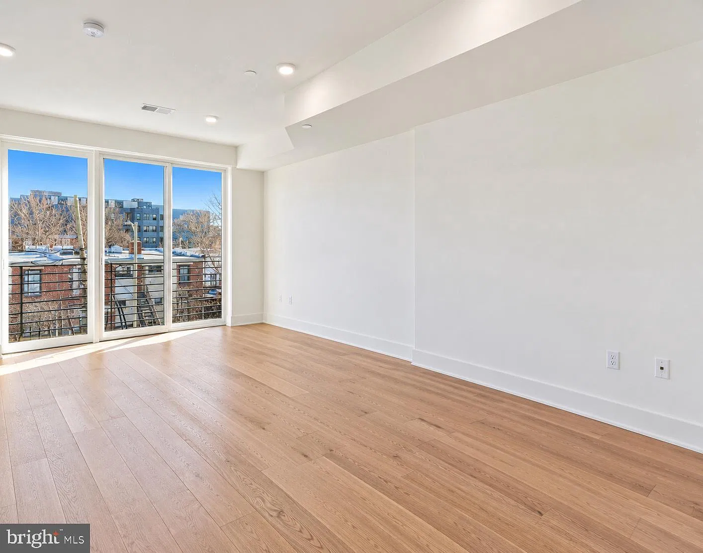 3 bed, 3.0 bath, 1650 sqft, $4,200 — Photo 3