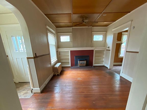 Living room w/gas fireplace