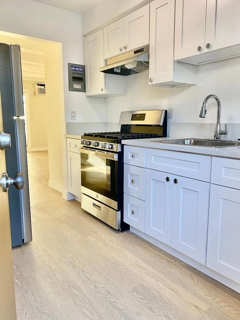 Clarington Ave 3710 — Photo 1