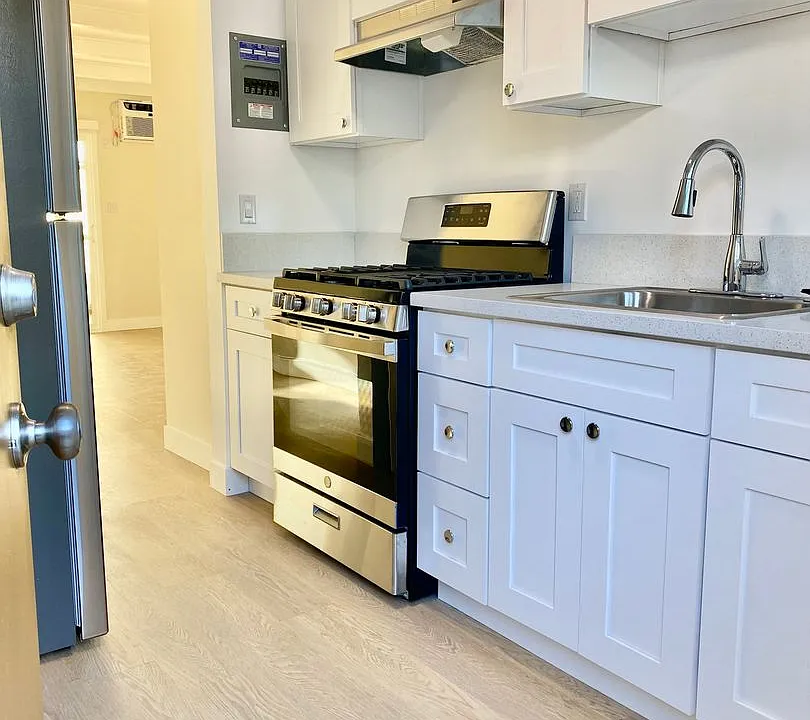 Clarington Ave 3710