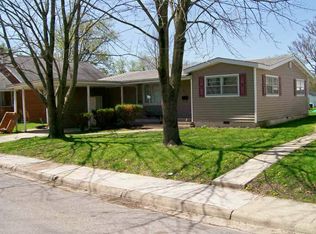 911 N Walnut St, Saint Elmo, IL 62458