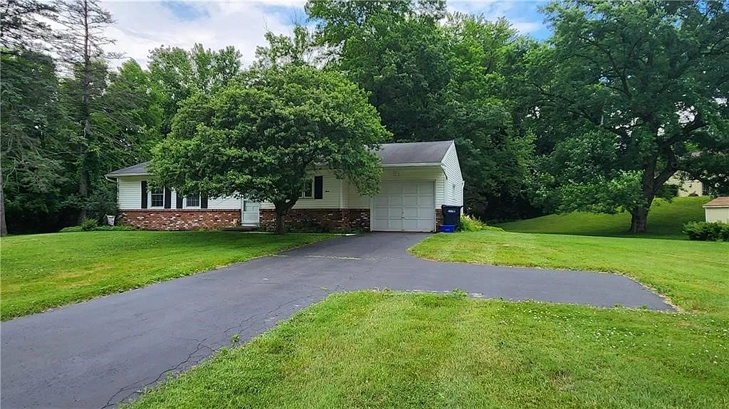 3 bed, 1.0 bath, 1025 sqft, $2,635 — Photo 2