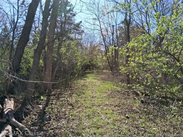 28375 Schroeder St, Farmington Hills, MI 48331