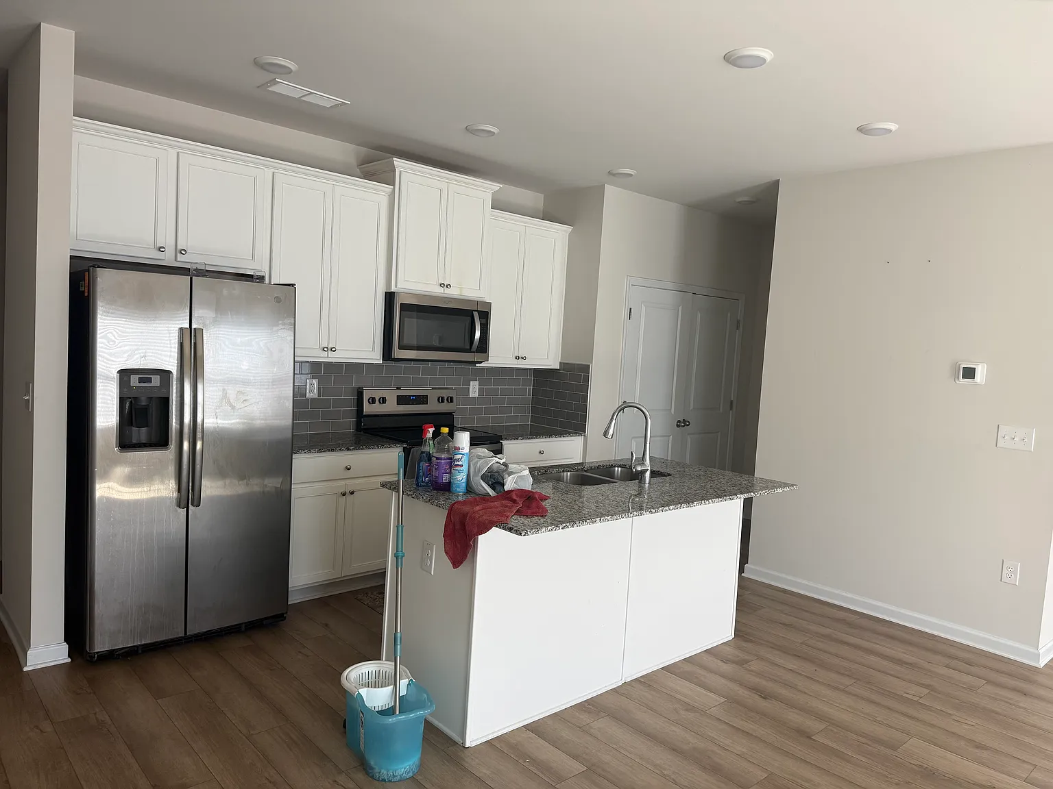 3 bed, 200 sqft, $1,950 — Photo 3