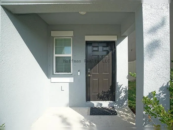 4 bed, 2.5 bath, 1925 sqft, $2,500 — Photo 2