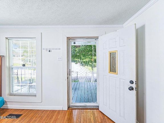 5th image of 613 Victory St