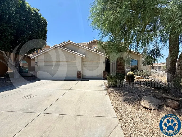 572 N Bell Dr — Photo 1