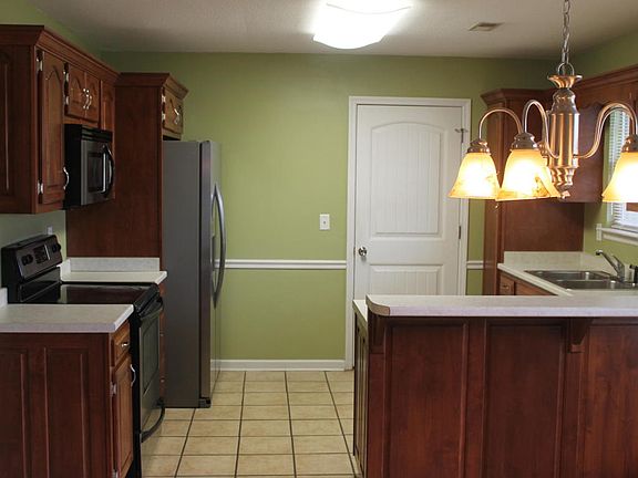 3rd image of 806 N Peppercorn Ln