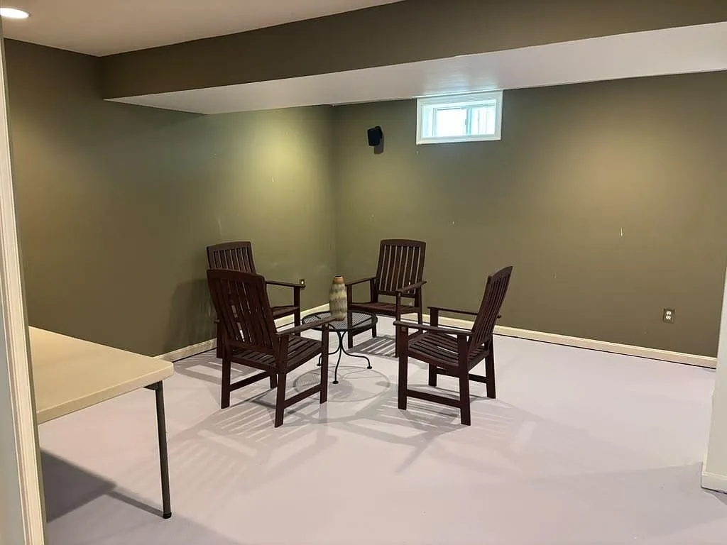2 bed, 1.0 bath, 4624 sqft, $1,364 — Photo 3