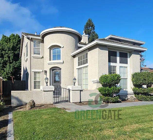 571 Zurich Dr — Photo 2