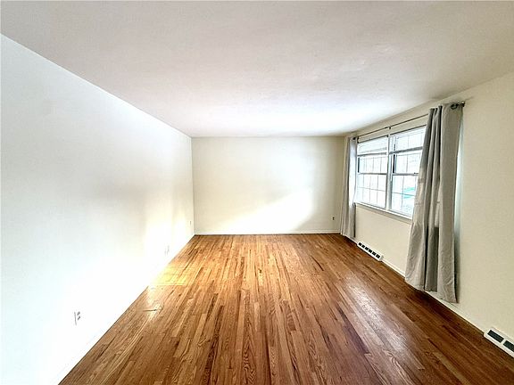 3rd image of 1449 Parkview Dr