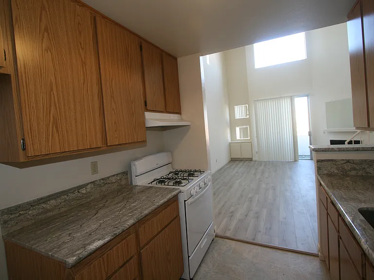 3637 Clarington Ave #202 — Photo 21