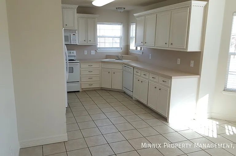 1002 Oshkosh Ave — Photo 13