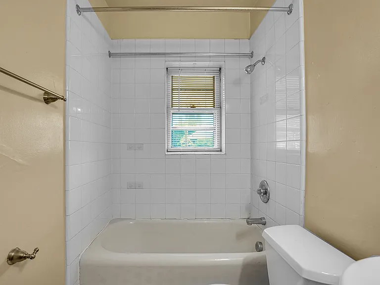 2052 SE Hawthorne Blvd — Photo 24