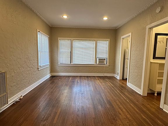 4th image of 1221 E 6th St #4