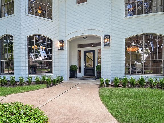 3rd image of 1211 Plantation Dr