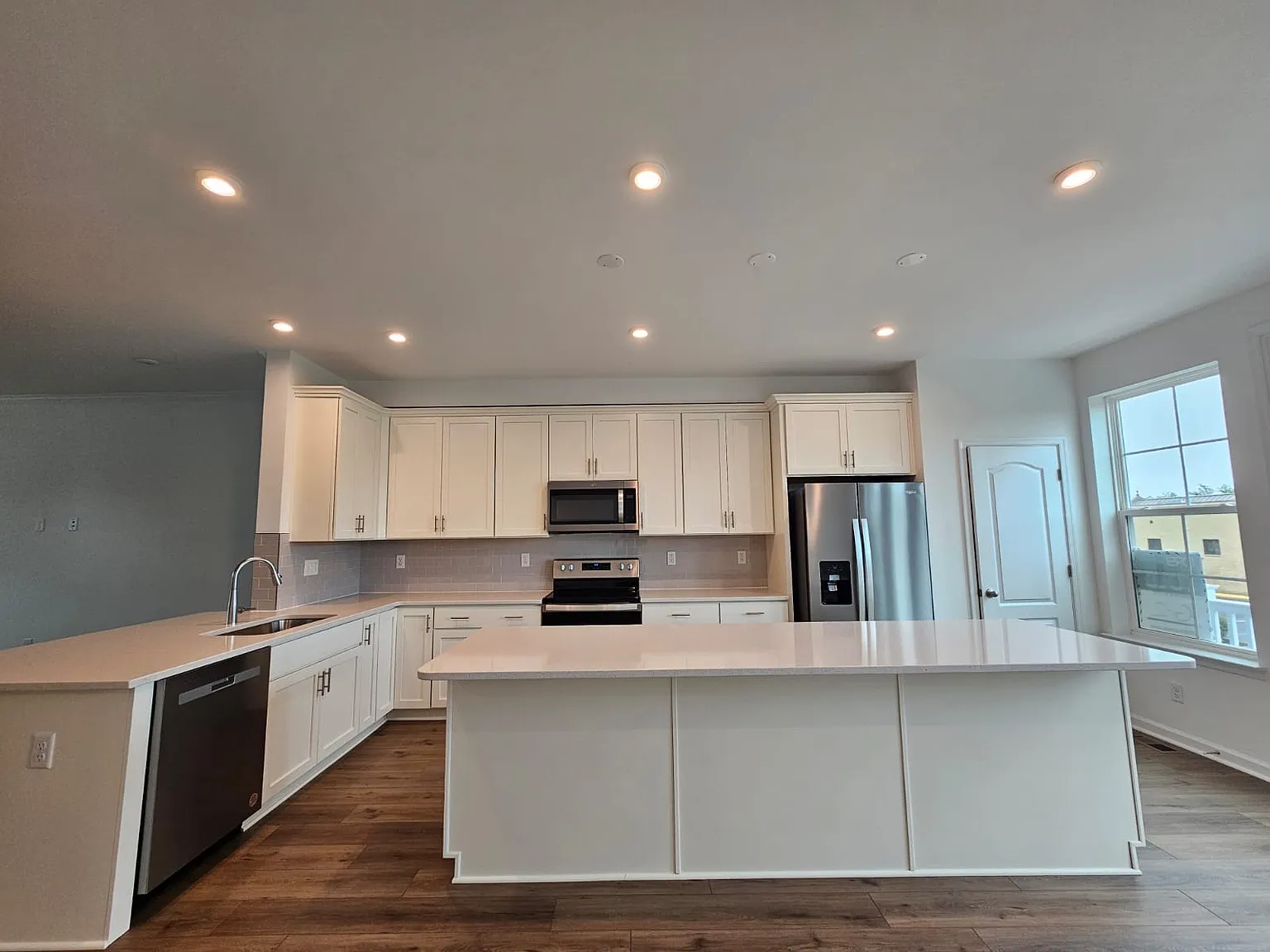 3 bed, 2050 sqft, $2,400 — Photo 2